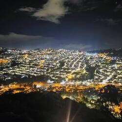 Blick vom Campingplatz bei Nacht auf Quito ...