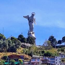 Und über dem Ganzen wacht Quitos Schutzengel, die Virgen de Quito.
