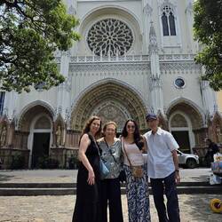 Frente a la Catedral de Guayaquil