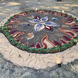 Überall mandalas aus Naturmaterial die immer weiter gewachsen sind