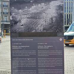 Eine der Stelen auf der ehemaligen Demostrecke