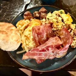 Das Frühstücksbuffet in der Lodge ist toll. 😋