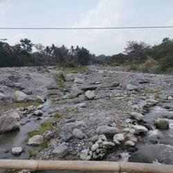Flussbett aus Lavasteinen