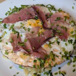 Und abends noch ein Spiegelei mit Tiroler Speck und Bratkartoffeln.
