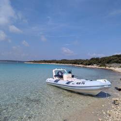 Ein wunderschöner teilweiser Sandstrand mit so klarem Wasser
