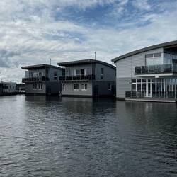 Schwimmende Häuser in der Marina Kröslin