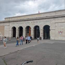 Vienna's Äußeres Burgtor is a grand 1824 neoclassical gate at Heldenplatz honoring fallen soldiers.