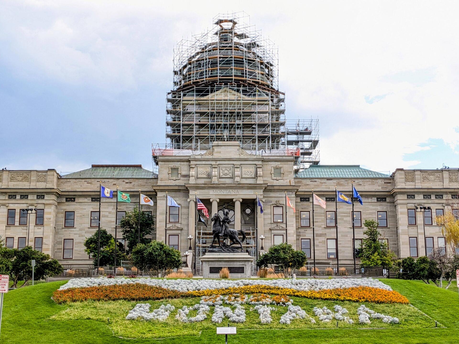 Já to snad přitahuju. Kamkoli přijedu a chci si něco vyfotit, je na tom lešení (Capitol, Helena).
