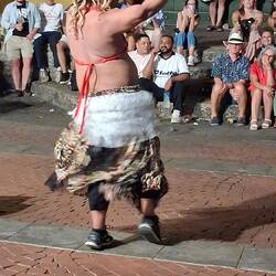 Transperson bei der Solo-Bauchtanz-Performance auf der Plaza