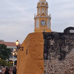 Der berühmte Orologio (Uhrturm) von der schäbigen Rückseite aus betrachtet