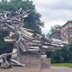 Das ist das Denkmal für die gefallenen Werftarbeiter von 1970 in Danzig