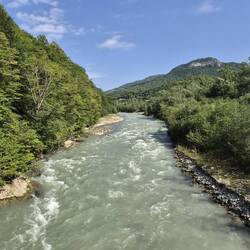 Ebenso den Wildwasserfluss, gut zum Rafting.