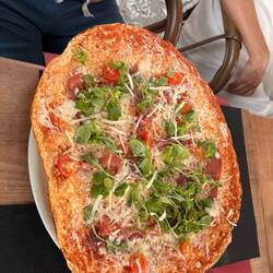 Pizza Ruccola mit Serrano Schinken