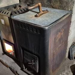 Zurück im Wald und schnell die Öfen der Sauna an.