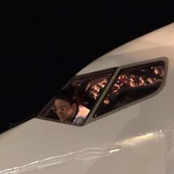 Unsere Pilotin – sie hat’s in der Hand. ✈️😄