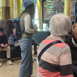 Reiseleiterin singt ein norwegisches Volkslied