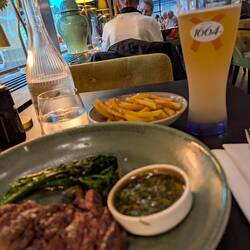 Essen im Hotel-Restaurant: 1 Entrecôte, 0,5 l Kronebourg-Bier, 1 Espresso: € 69,79 (Wasser kostenlos