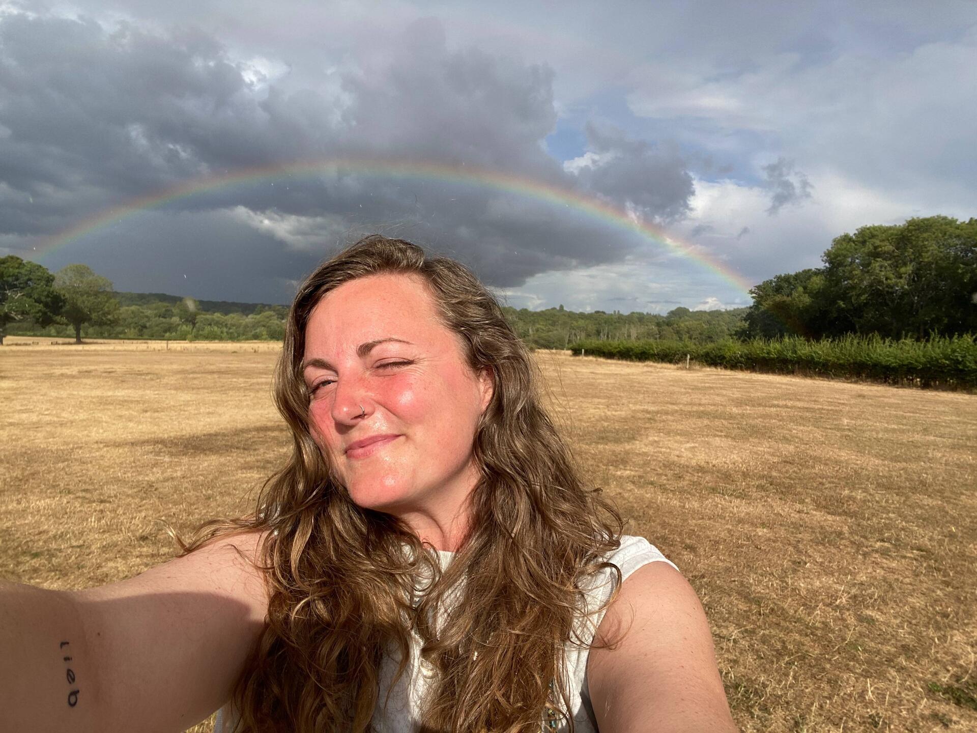 So schön mit Sonne und Regen und nackten Füßen 🌈