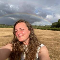 So schön mit Sonne und Regen und nackten Füßen 🌈
