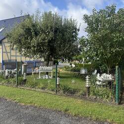Interessante Gartendekoration genau gegenüber...