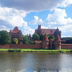 hinter der Nogat das Schloss Marienburg
