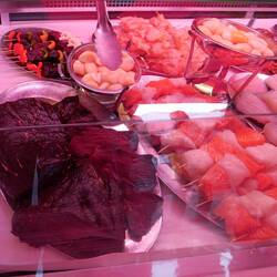 Und überall Walfleisch.