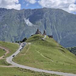 Mit "Pilgerfahrt" zur Dreifaltigkeitskirche in Gergeti