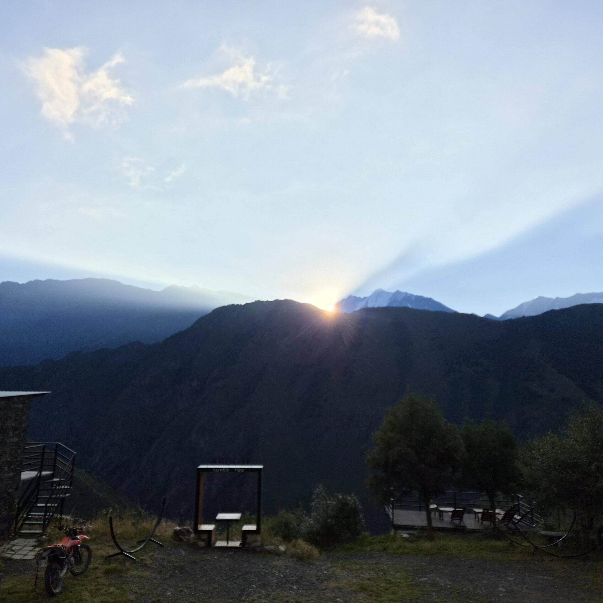 Sonnenaufgang im Ardoti Guest house vom Bett aus