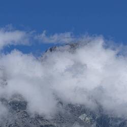 Der kurz seinen Gipfel zwischen den Wolken durch blinzelt.