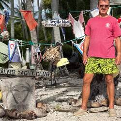 Besuch an einer von vielen Seglern geschmückten Grillstelle am Strand