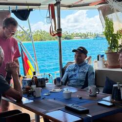 Niklas von der Perlfarm kommt zu uns um ein paar (weniger wertvolle) Perlen gegen Rum zu tauschen