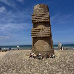 Dieser wunderschöne Strandabschnitt wird durch seine Geschichte niemals ein normaler Sommerstrand