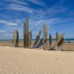 Am Strand steht seit 2004 die Statur „Les Braves“