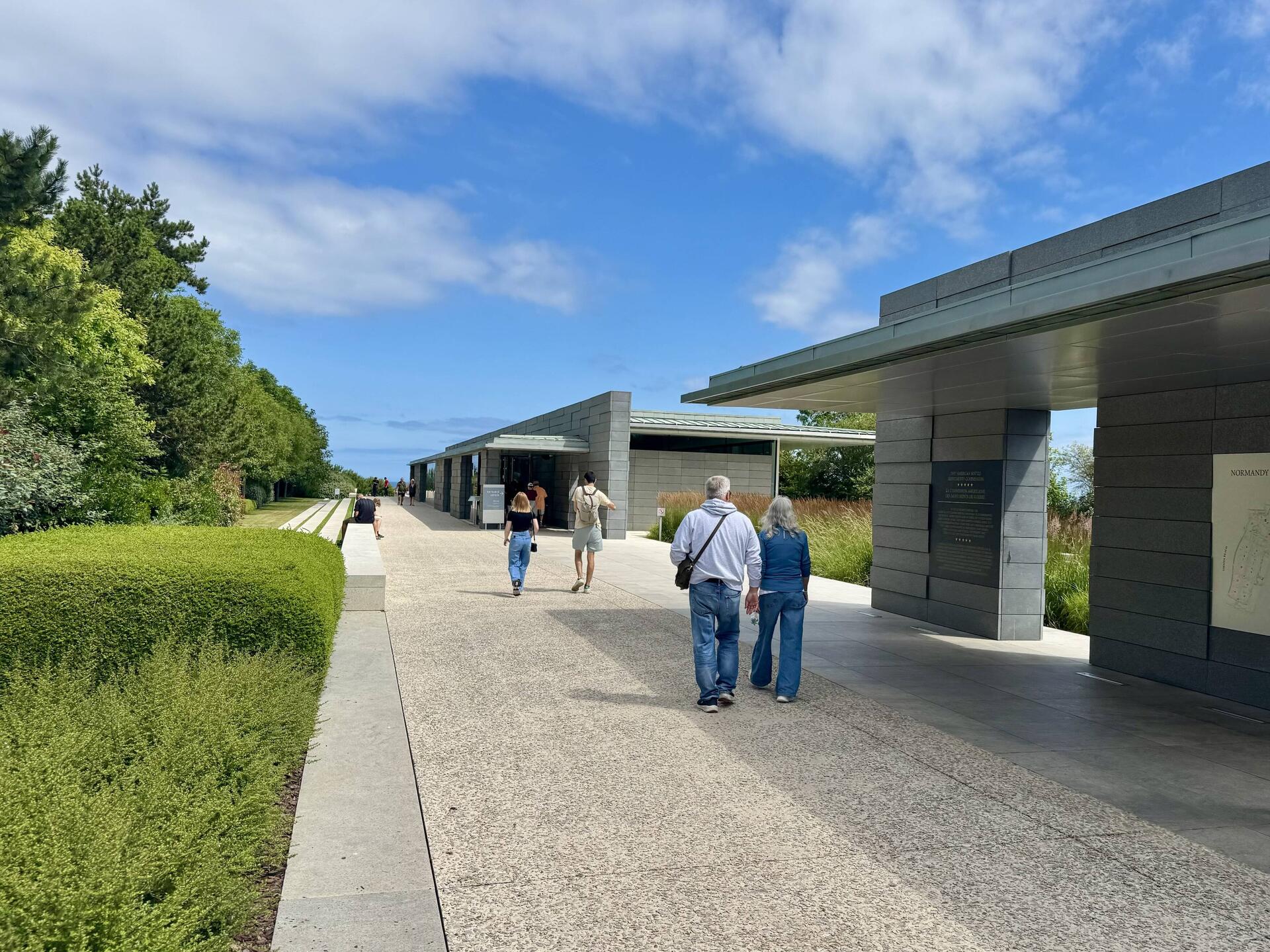 Eingang und Besucher Cetner am US-Soldatenfriedhof