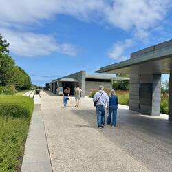 Eingang und Besucher Cetner am US-Soldatenfriedhof