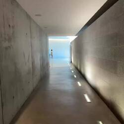 Im Tunnel der Befreiung werden in einer Endlosschleife die Namen der gefallenen Soldaten verlesen