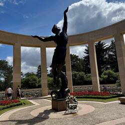 Die Bronze Figur ist 7 Meter hoch und symbolisiert symbolisiert die unschuldige Jugend Amerikas