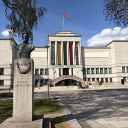 Vorne Militär- hinten Kunstmuseum!