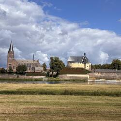 Blick auf Kessel mit Kirche und Kasteel de Keverberg