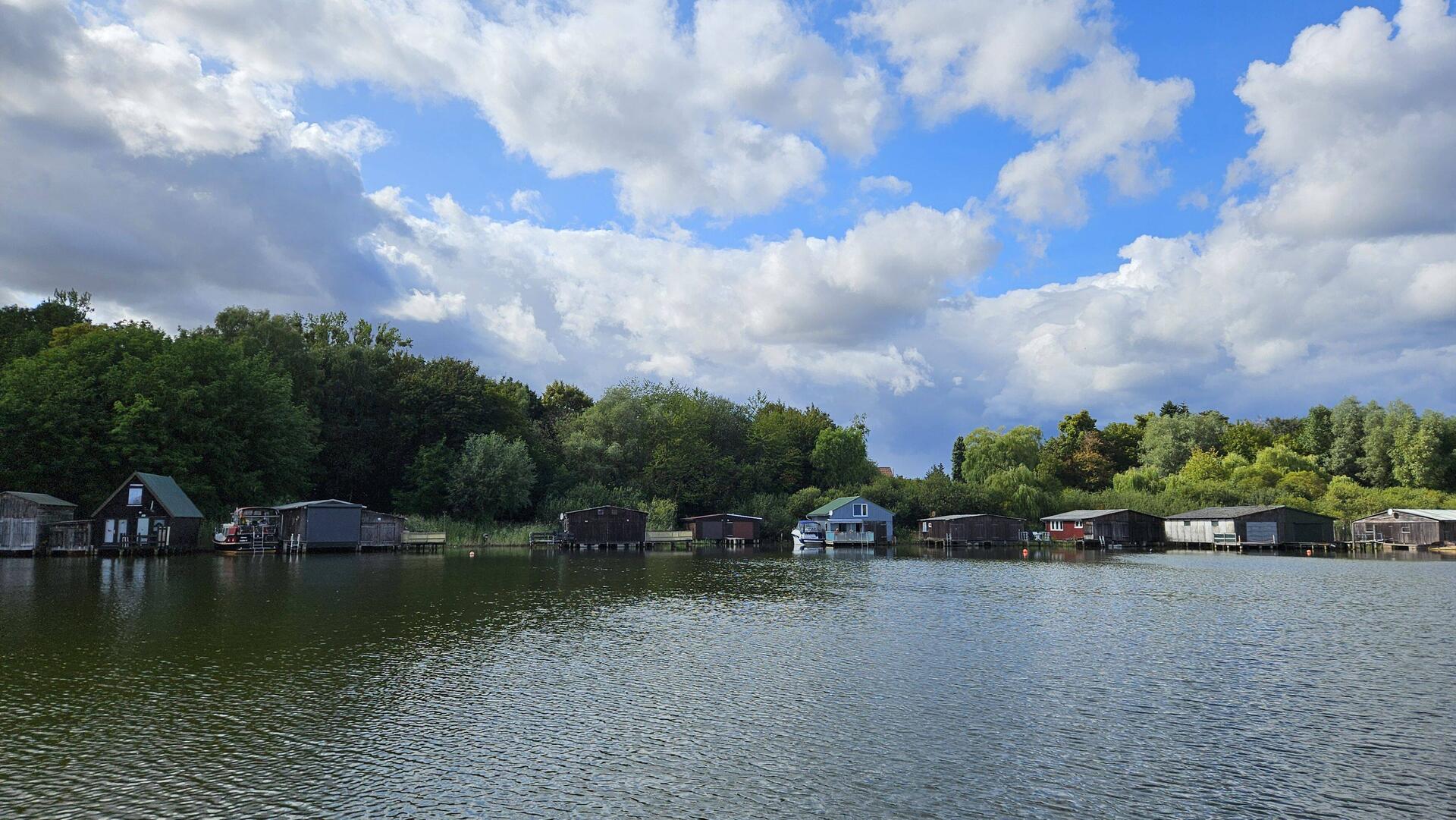 Die typischen Bootshäuser an der Müritz...
