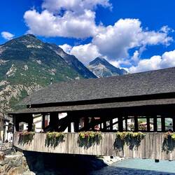 Wooden bridge over Dranse Rv