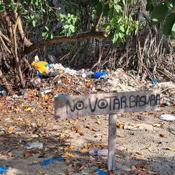 Schild: "Keinen Müll abladen!"