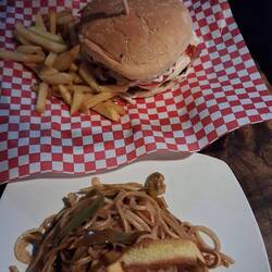 Weder schaffte Rahaela ihren Burger noch ich die Portion Gemüsepasta