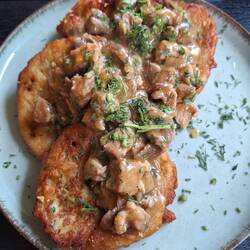 Kartoffelpuffer mit Gulasch