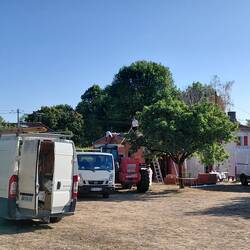 The whole gang are here to get the roof on