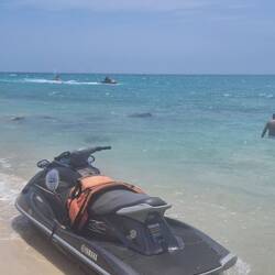 Ich HASSE diese Jetski- sie rasen rücksichtslos mitten durch die Schwimmenden und verpesten das Meer