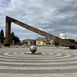 Praça D. João II mit Sonnenuhr