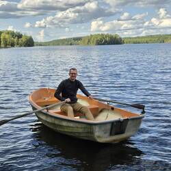 Papa testet, ob das Boot dicht ist 🚣🏼‍♂️