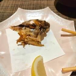 Darunter ein Fischkopf - frittiert schmeckt alles!