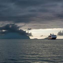 Zum Abend legt noch die Hurtigruten kurz an.
